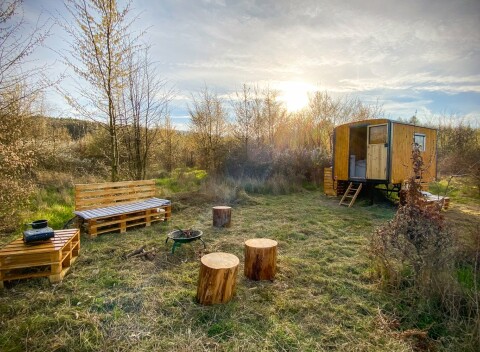 Romantika v prírode: Pobyt pri hradoch Točník a Žebrák v Maringotke Za Trnkou s donáškou raňajok + ohnisko