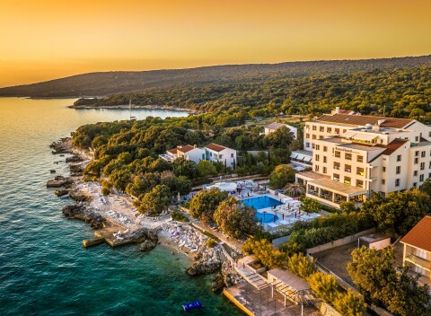 Ostrov Pag len 45 m od mora v 4* Hoteli La Luna s polpenziou/all inclusive, wellness a bazénom + dieťa zdarma