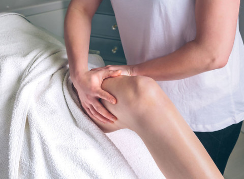 Manuálna celotelová lymfodrenáž alebo masáž tváre, dekoltu, ramien a krku.