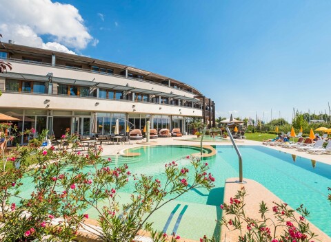 Balaton v luxusnom Golden Lake Resort Hoteli **** s polpenziou a neobmedzeným wellness s bazénmi a saunami