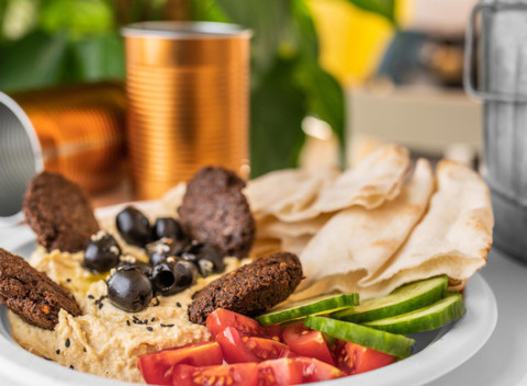 Hummus a falafel alebo rice bowl v Laksa & Grill v objekte Street Food & Cafe Possonium.