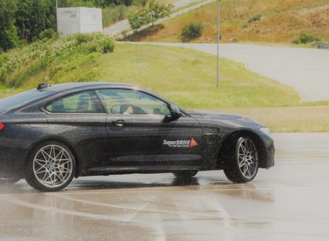 Ruky na volant, nohu na plyn! Škola šmyku SuperDRIVE – bezpečnosť a zábava na cestách.