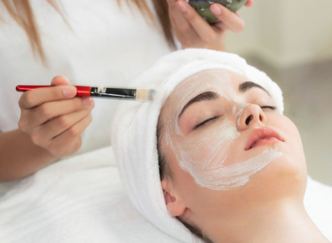 Hĺbkové ručné čistenie pleti, depilácia nôh alebo rúk alebo líčenie v Salón Anett.