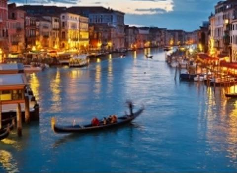 Benátky v štýlovom  Hoteli La Meridiana **** pre 2 osoby na 2 noci/ 3 dni s bohatými raňajkami. Priestranné a príjemné izby na vás čakajú v modernom hoteli neďaleko Benátok. Vynikajúca reštaurácia a izby s výhľadom do záhrady vám spríjemnia romantický pobyt. Teraz len za 98 €!