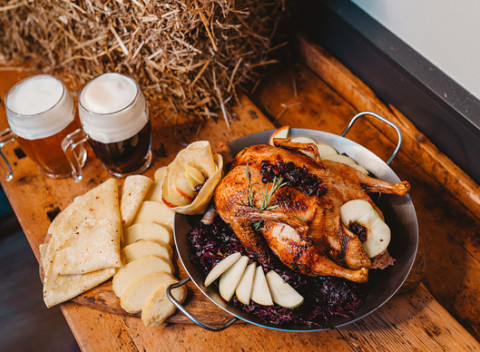 Pečená kačka pre štyroch s domácimi lokšami, kapustou a zemiakovou knedľou.