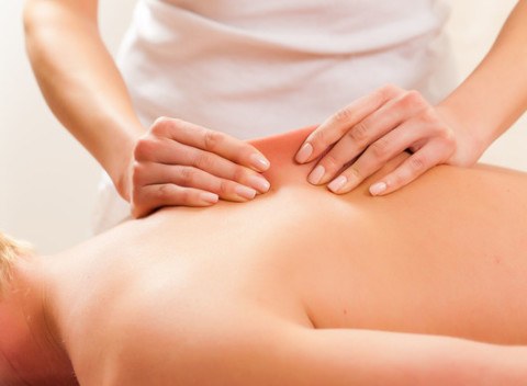 Manuálna celotelová lymfodrenáž alebo masáž tváre, dekoltu, ramien a krku.