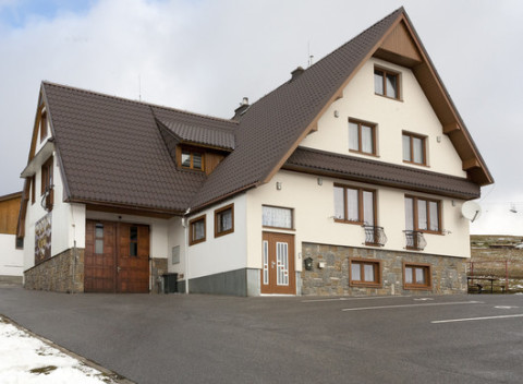 Dovolenka priamo pod Belianskymi Tatrami v penzióne Ciriak v blízkosti chodníka v korunách stromov.