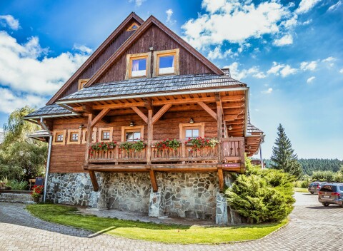 Nízke Tatry v Penzióne Schweintaal s raňajkami/polpenziou, wellness a vonkajším bazénom + sladké občerstvenie