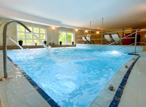 Miskolc pri jaskynných kúpeľov: 4* Bástya Konferencia és Wellness Hotel s polpenziou + bazény, vírivky a sauny