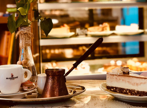 Torta Bounty alebo Slaný karamel s čerstvou kávou v Makrónka Café Zvolen