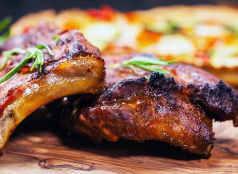 V reštaurácii Radničná na vás čaká kilová porcia rebier v marináde z čierneho piva a medu.