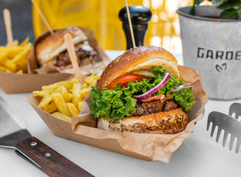 Zažite atmosféru Unas Street food s obľúbeným burgerom. Na výber z dvoch rôznych burgerov.