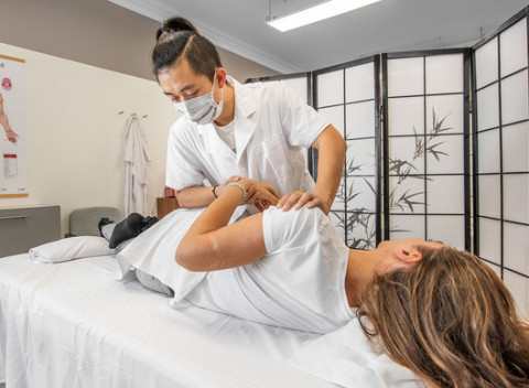 Tradičné čínske masáže. Masáž v trvaní 30 alebo 60 minút s liečebným a preventívnym účinkom.