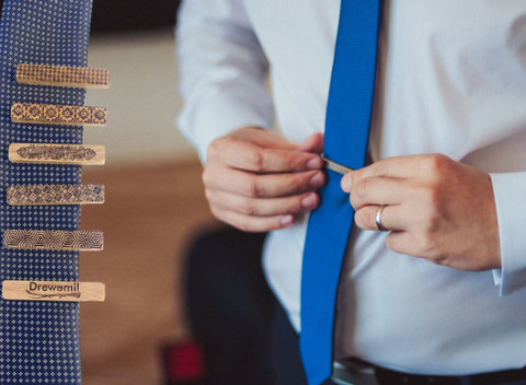 Ručne vyrobená drevená spona na kravatu šikovnými slovenskými ručičkami.