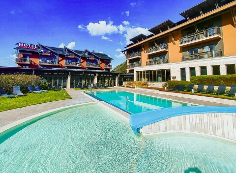 Kráľovský pobyt v Hoteli Visegrád **** s polpenziou, neobmedzenými bazénmi a saunami aj rytierskym súbojom