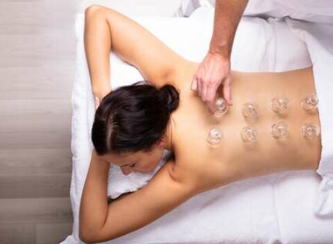 Klasická masáž a tradičná čínska terapia bankovania v Salóne Beauty Ewei