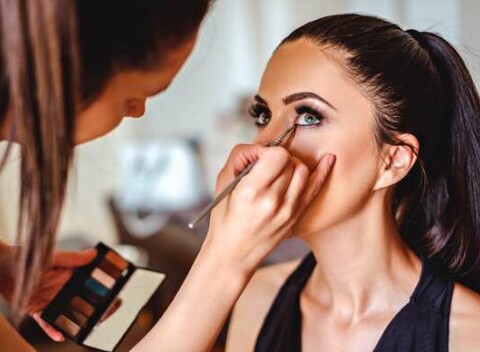 Úprava a laminácia obočia alebo denný, večerný aj svadobný make-up v salóne MasterHair