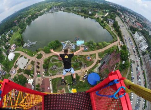 Extrémny bungee jumping z 90 metrovej výšky v poľskom Chorzówe