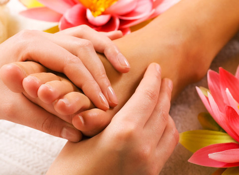 Profesionálne ošetrenie nôh s hydratačným zábalom a reflexná masáž chodidiel.