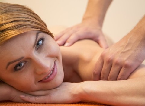 Masáž rehabilitačnými technikami. Doprajte vášmu chrbtu, krku a šiji úľavu.