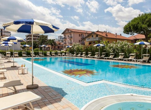 Taliansko: Cervia priamo pri pláži v Hoteli Universal **** s plnou penziou či polpenziou, bazénom a vírivkou