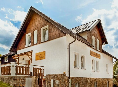 Šumava blízko atrakcií: Pobyt v Penzióne Samoty s polpenziou, krytým vonkajším bazénom, posilňovňou a ihriskom