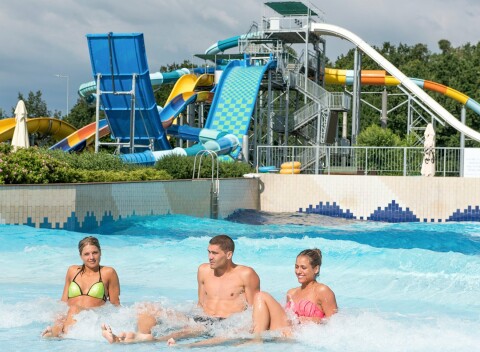 Sárvár len 800 m od termálnych kúpeľov s celodennou vstupenkou v Penzióne Wolf + spoločná kuchynka a jedáleň