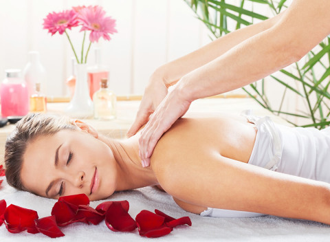 Vyskúšajte silu prírodných zázrakov aj vy! Relaxačná masáž chrbta a šije olejmi doTERRA.