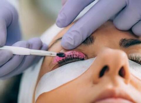 Laminácia alebo lash lifting pre krásne zvýraznené obočie a riasy