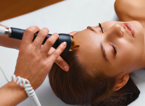 Krásna tvár vďaka ošetreniu pleti - čistenie pleti a masáž tváre a krku vo VIP Clinic.