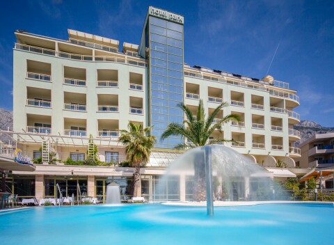 Chorvátsko pri pláži: Pobyt v Hoteli Park Makarska **** s polpenziou + vnútorný a vonkajší bazén neobmedzene