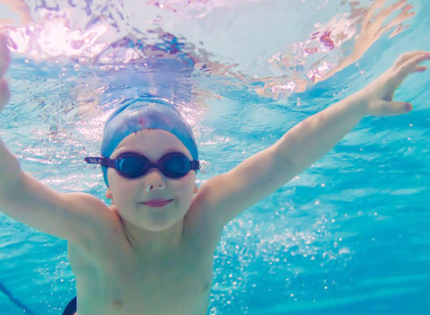 Voda je fajn – je mokrá, špliecha a je v nej kopec zábavy. Kurz plávania pre deti a dospelých.