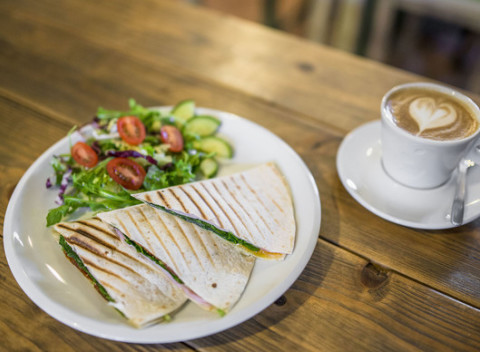 Naštartujte deň tortillou alebo toastom a voňavým čajom či kávou v Raňajkárni Rozprávka.