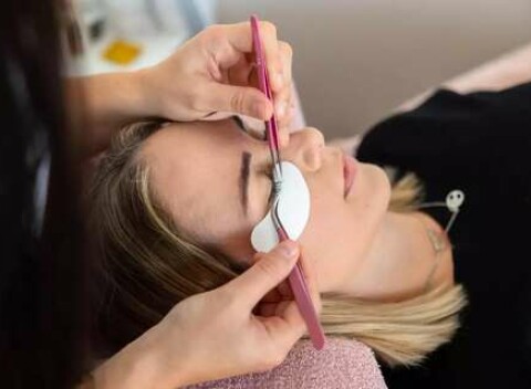 Krásne obočie a nové mihalnice v salóne krásy Beauty Palace v Pezinku