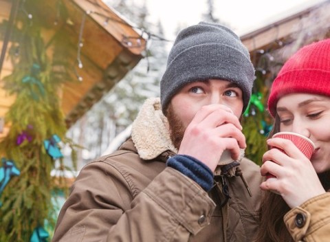Vianočný punč alebo bryndzové halušky od Majstrov sveta v stánku na Hviezdoslavovom námestí.