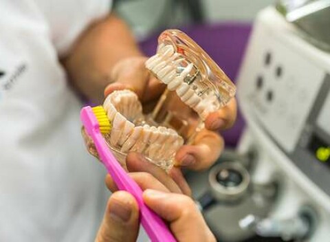 Profesionálna dentálna hygiena s pieskovaním v Starom Meste