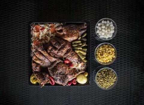 Chrumkavé pečené prasiatko od uja Jajcaya z Grobu s bohatou prílohou