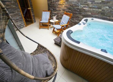 Privátne wellness pre dvoch s fľašou sektu v RETRO Sport & Wellness