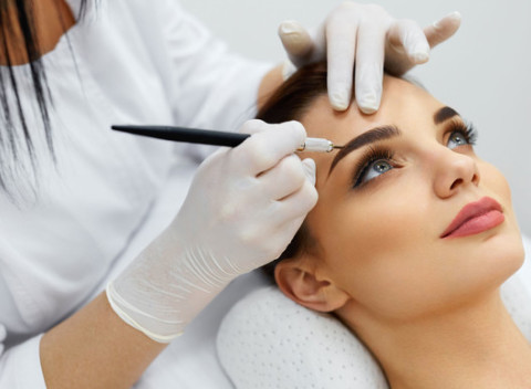 Permanentný make-up obočia alebo očných liniek. Permanentne upravená!