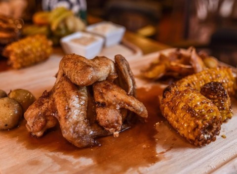 Marinované grilované BBQ rebierka alebo kombo s kilom chilli kuracích krídelok v Pivárničke.