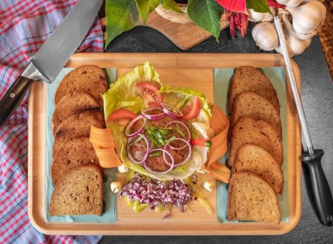 Spríjemnite si deň chutným biftekom divokého Tatára v reštaurácii Monarchia.