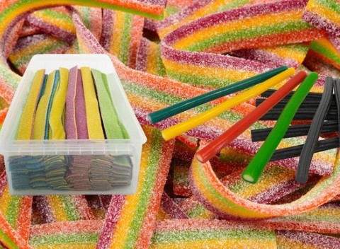Farebné a čierne pelendreky či najobľúbenejšie kyslé želé pásky - až 200 chutných kúskov v balení.