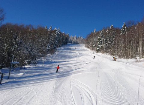 Celodenný skipas do lyžiarskeho strediska SKI Centrum Mraznica so vstupom na krytú ľadovú plochu.
