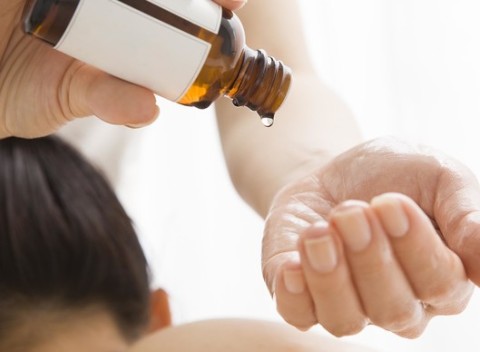 Progresívna aromaterapeutická kúra - komplexne ošetrenie vlasov na posilnenie a rast vlasov.