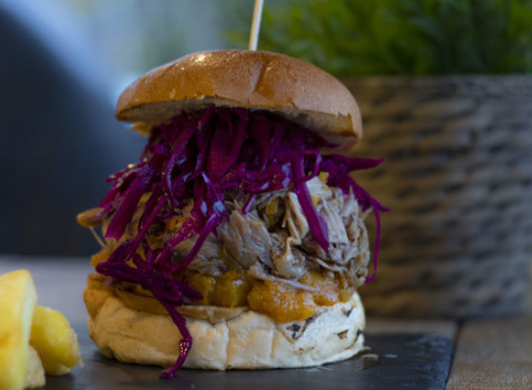 Všetky burgre z ponuky Estévečky za rovnakú cenu. Vyskúšajte tak trochu iný pohľad na burgery.