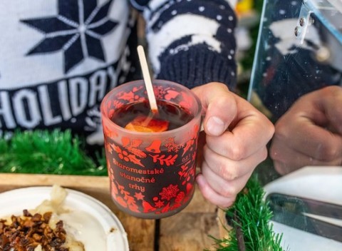 Vianočný punč alebo bryndzové halušky od Majstrov sveta v stánku na Hviezdoslavovom námestí.