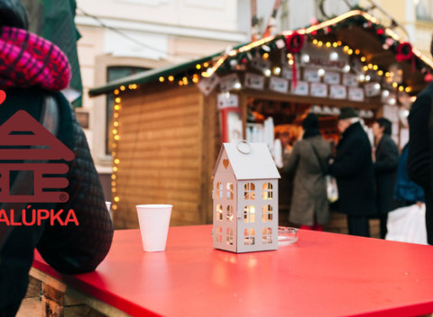 Pečená klobáska a vianočný punč na vianočných trhoch v Banskej Bystrici.