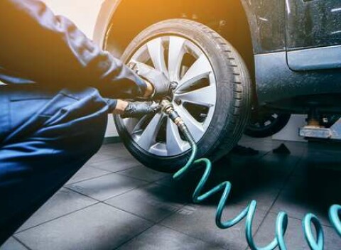 Kompletné prezutie pneumatík alebo výmena kolies s vyvážením v EMko Servis