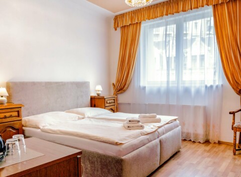 Karlovy Vary pri Sadovej kolonáde a blízko historických pamiatok v štýlovom Hoteli Praga s raňajkami