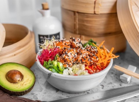 Sushi set pre dvoch alebo novinka v menu - havajská pochúťka Poke v hoteli Mamas.